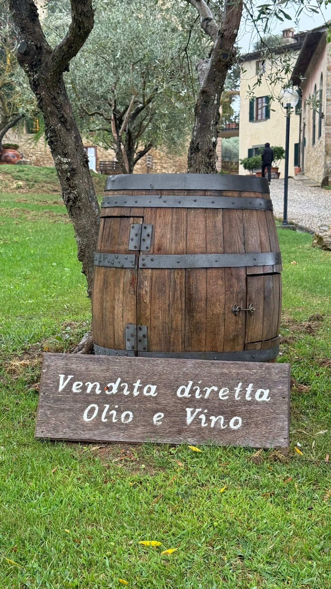 Beczka wina z tabliczką Vendita diretta Olio e Vino