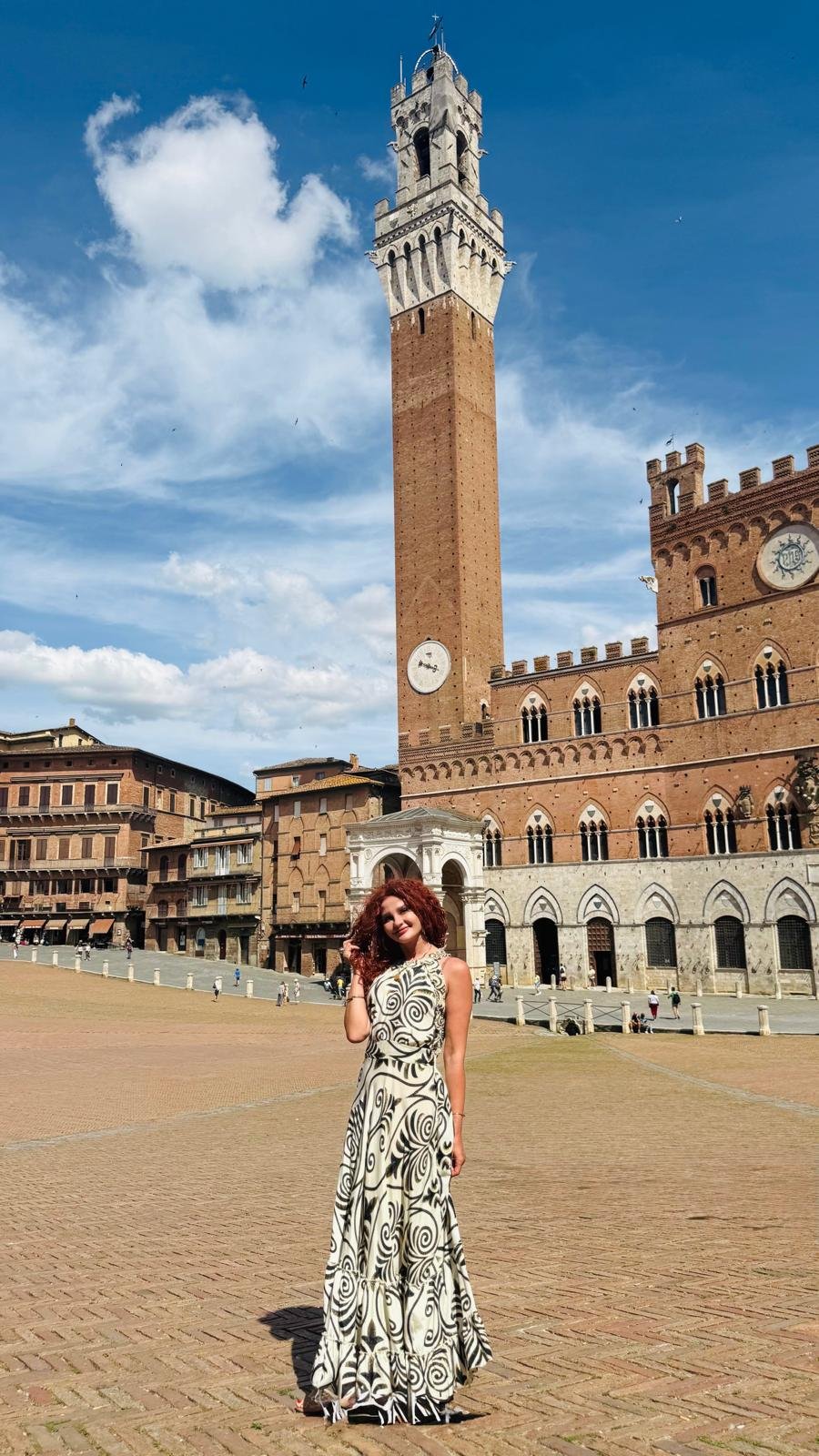 Kobieta w sukni na Piazza del Campo w Sienie