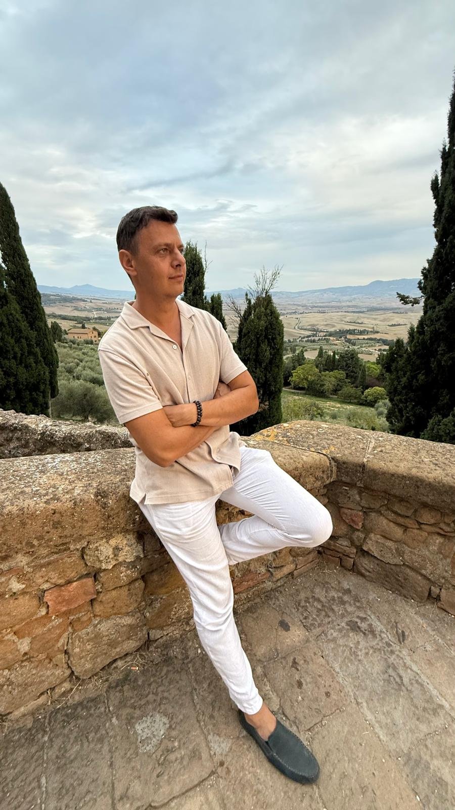 Bartek na tarasie widokowym z panoramą toskańskich wzgórz w tle